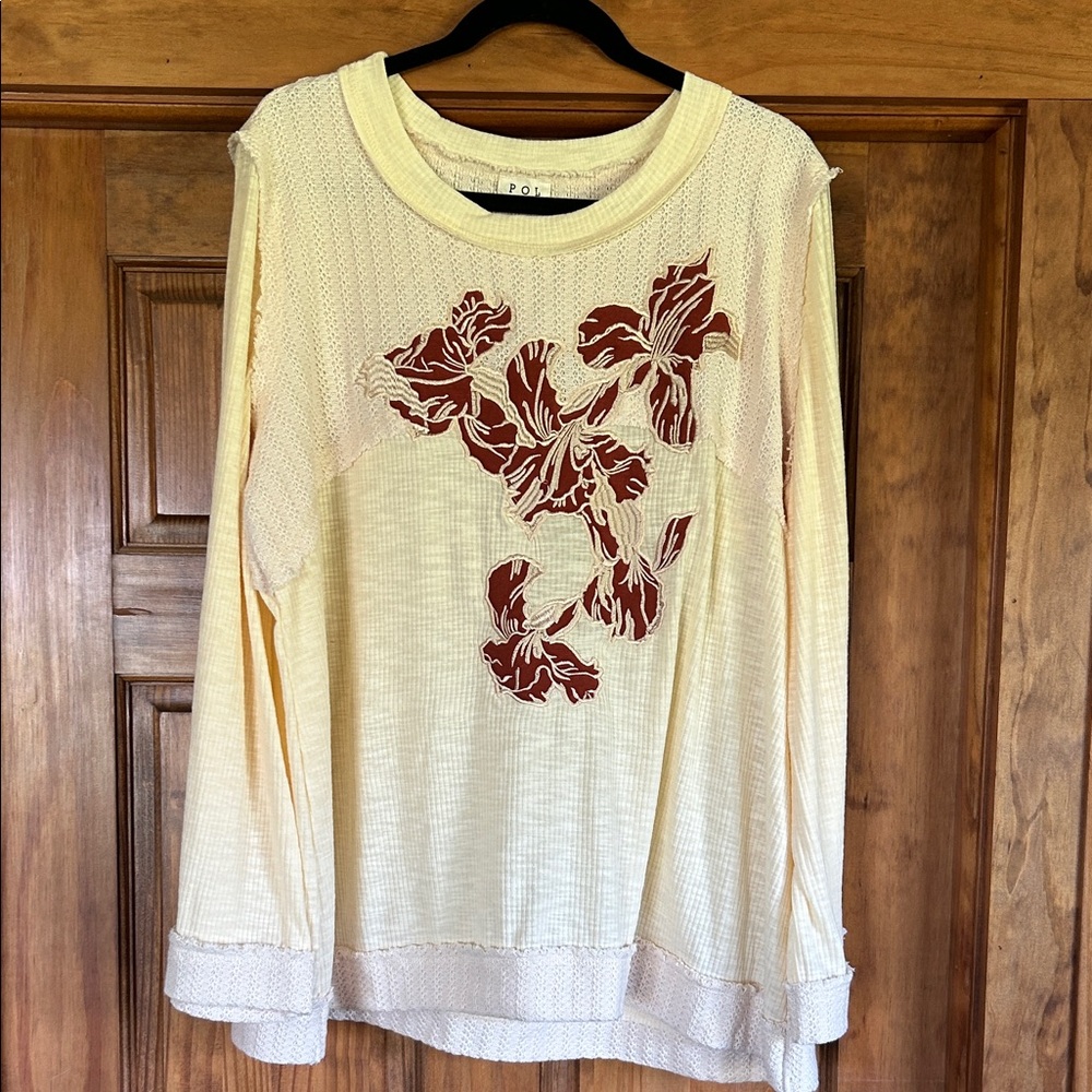NWOT POL oversized Women's Cream Top with Red Floral Design